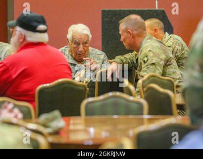 Veteranen des 1. Bataillons, des 187. Infanterie-Regiments, des 3. Brigade-Kampfteams „Rakkasans“ der 101. Airborne Division (Air Assault) interagieren und teilen Weisheit mit den aktuellen 3. BCT-Soldaten während der Woche des Eagle am 22. Juni 2021 in Fort Campbell. Gen. (R). Weldon Honycutt lobte die Errungenschaften der Rakkasans während ihrer gesamten Geschichte. „Dies ist eine der am meisten dekorierten Einheiten in der Geschichte der Armee“, sagte Honeycutt, „dies ist eine der einzigen Einheiten, die mehrere präsidentielle Auszeichnungen erhalten haben, da der Befehlshaber der Rakkasans die stolzeste Zeit meines Lebens war.“ Stockfoto