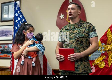 U.S. Marine Corps 1st LT. Robert Shake, ein Motortransportoffizier mit 1. Bataillon, 6. Marine Regiment, 2d Marine Division, spricht nach der Verleihung des Motor Transport Officer of the Year Award auf Camp Lejeune, N.C., 22. Juni 2021. Shake, ein gebürtiger aus Lodi, Kalifornien, gewann die Auszeichnung für seine herausragenden Leistungen bei der Aufzucht seiner nicht beauftragten Offiziere, der Aufrechterhaltung eines hohen Niveaus an einsatzfähigen Fahrzeugen und der Unterstützung der Einheit mit außergewöhnlichen Kraftfahrzeugtransportfähigkeiten. Stockfoto