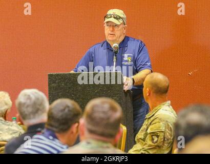 Veteranen des 1. Bataillons, des 187. Infanterie-Regiments, des 3. Brigade-Kampfteams „Rakkasans“ der 101. Airborne Division (Air Assault) interagieren und teilen Weisheit mit den aktuellen 3. BCT-Soldaten während der Woche des Eagle am 22. Juni 2021 in Fort Campbell. Gen. (R). Weldon Honycutt lobte die Errungenschaften der Rakkasans während ihrer gesamten Geschichte. „Dies ist eine der am meisten dekorierten Einheiten in der Geschichte der Armee“, sagte Honeycutt, „dies ist eine der einzigen Einheiten, die mehrere präsidentielle Auszeichnungen erhalten haben, da der Befehlshaber der Rakkasans die stolzeste Zeit meines Lebens war.“ Stockfoto