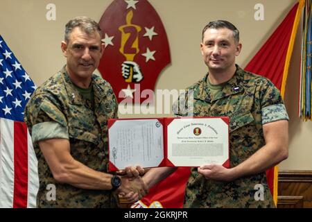 US Marine Corps Maj. General Frank Donovan, links, kommandierender General der 2d Marine Division (MARDIV), verleiht dem 1. LT. Robert Shake, einem Motortransportoffizier mit dem 1. Bataillon, dem 6. Marine Regiment, 2d MARDIV, den Preis für den Motor Transport Officer of the Year auf Camp Lejeune, N.C., 22. Juni 2021. Shake, ein gebürtiger aus Lodi, Kalifornien, gewann die Auszeichnung für seine herausragenden Leistungen bei der Aufzucht seiner nicht beauftragten Offiziere, der Aufrechterhaltung eines hohen Niveaus an einsatzfähigen Fahrzeugen und der Unterstützung der Einheit mit außergewöhnlichen Kraftfahrzeugtransportfähigkeiten. Stockfoto