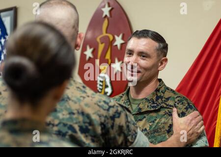 US-Marineinfanteristen mit II Marine Expeditionary Force gratulieren dem 1. LT. Robert Shake, einem Motortransportoffizier mit 1. Bataillon, 6. Marine Regiment, 2d Marine Division, nach der Verleihung des Preises für den Motortransport des Jahres auf Camp Lejeune, N.C., 22. Juni 2021. Shake, ein gebürtiger aus Lodi, Kalifornien, gewann die Auszeichnung für seine herausragenden Leistungen bei der Aufzucht seiner nicht beauftragten Offiziere, der Aufrechterhaltung eines hohen Niveaus an einsatzfähigen Fahrzeugen und der Unterstützung der Einheit mit außergewöhnlichen Kraftfahrzeugtransportfähigkeiten. Stockfoto