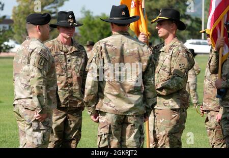 Anführer der 2. Stryker Brigade Combat Team, 4. Infanterie-Division, bereiten sich darauf vor, die Einheitsfarben der 3. Staffel, 61. Kavallerie-Regiment, 2SBCT, 4. Infanterie-Division während einer Befehlswechselzeremonie am 10. Juni in Fort Carson zu bestehen, Colo. Die Befehlswechselzeremonien werden gehalten, um das Kommando der Formation von einem Kommandanten zum anderen symbolisch zu übergeben. Stockfoto