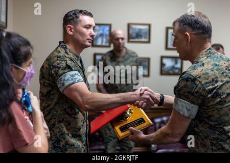 US Marine Corps Maj. General Frank Donovan, rechts, kommandierender General der 2d Marine Division (MARDIV), verleiht dem 1. LT. Robert Shake, einem Motortransportoffizier mit dem 1. Bataillon, dem 6. Marine Regiment, 2d MARDIV, den Preis für den Motor Transport Officer of the Year auf Camp Lejeune, N.C., 22. Juni 2021. Shake, ein gebürtiger aus Lodi, Kalifornien, gewann die Auszeichnung für seine herausragenden Leistungen bei der Aufzucht seiner nicht beauftragten Offiziere, der Aufrechterhaltung eines hohen Niveaus an einsatzfähigen Fahrzeugen und der Unterstützung der Einheit mit außergewöhnlichen Kraftfahrzeugtransportfähigkeiten. Stockfoto