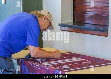 Veteranen des 1. Bataillons, des 187. Infanterie-Regiments, des 3. Brigade-Kampfteams „Rakkasans“ der 101. Airborne Division (Air Assault) interagieren und teilen Weisheit mit den aktuellen 3. BCT-Soldaten während der Woche des Eagle am 22. Juni 2021 in Fort Campbell. Gen. (R). Weldon Honycutt lobte die Errungenschaften der Rakkasans während ihrer gesamten Geschichte. „Dies ist eine der am meisten dekorierten Einheiten in der Geschichte der Armee“, sagte Honeycutt, „dies ist eine der einzigen Einheiten, die mehrere präsidentielle Auszeichnungen erhalten haben, da der Befehlshaber der Rakkasans die stolzeste Zeit meines Lebens war.“ Stockfoto