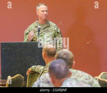 Veteranen des 1. Bataillons, des 187. Infanterie-Regiments, des 3. Brigade-Kampfteams „Rakkasans“ der 101. Airborne Division (Air Assault) interagieren und teilen Weisheit mit den aktuellen 3. BCT-Soldaten während der Woche des Eagle am 22. Juni 2021 in Fort Campbell. Gen. (R). Weldon Honycutt lobte die Errungenschaften der Rakkasans während ihrer gesamten Geschichte. „Dies ist eine der am meisten dekorierten Einheiten in der Geschichte der Armee“, sagte Honeycutt, „dies ist eine der einzigen Einheiten, die mehrere präsidentielle Auszeichnungen erhalten haben, da der Befehlshaber der Rakkasans die stolzeste Zeit meines Lebens war.“ Stockfoto