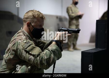 Sgt. Chad Phillips, ein Infanterist der Firma B., 2. Kombiniertes Waffenbataillon, 136. Infanterie-Regiment, greift seine Ziele während eines Waffenevents für den U.S. Army Central 2021 Best Warrior Competition im Camp Arifjan, Kuwait, 22. Juni 2021. Die Teilnehmer führten im Rahmen der Veranstaltung verschiedene Waffenqualifikationen mit dem Engagement Skills Trainer II durch. Stockfoto