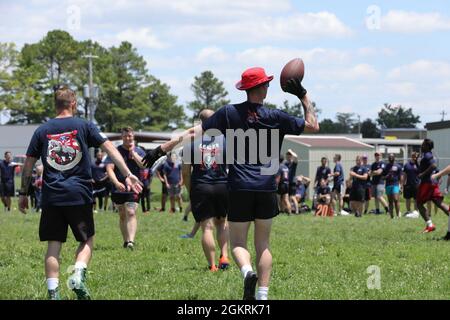 Während dieser Veranstaltung nehmen Soldaten der 101st Airborne Division (Air Assault) an verschiedenen Sportarten Teil, diese Veranstaltungen sind wie folgt: Basketball, Fußball, Softball, Eagle Fit, Tauziehen des Krieges, Boxen und Combatives. Stockfoto