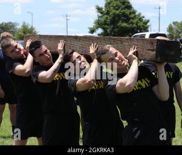 Während dieser Veranstaltung nehmen Soldaten der 101st Airborne Division (Air Assault) an verschiedenen Sportarten Teil, diese Veranstaltungen sind wie folgt: Basketball, Fußball, Softball, Eagle Fit, Tauziehen des Krieges, Boxen und Combatives. Stockfoto