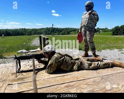 Spc. Gerardo Castillo, Human Resource Specialist, 14th Human Resources Sustainment Center, 1st Theatre Sustainment Command, stellt ein gutes Sichtbild auf der M249 Range Fort Knox, Kentucky, 23. Juni 2021 vor. Die Qualifikation der Waffen ist wichtig, um die Bereitschaft der Soldaten zu gewährleisten. Stockfoto