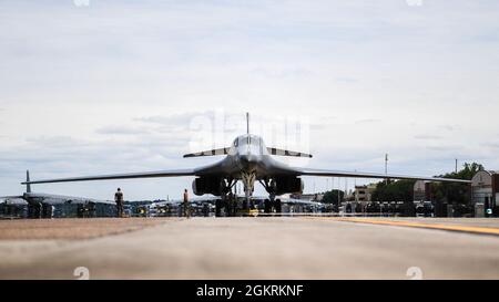 Ein B-1B Lancer vom Dyess Air Force Base, Texas, parkt auf der Fluglinie des Barksdale Air Force Base, Louisiana, 22. Juni 2021. Das Flugzeug wurde nach Barksdale geflogen, um stillgelegt zu werden und als Teil des Barksdale Global Power Museum airparks mit statischen Ausstellungsflächen ausgestellt. Stockfoto