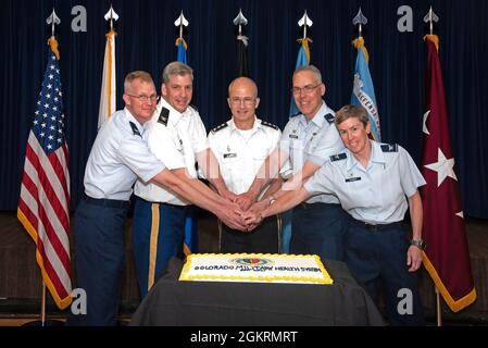 LUFTWAFFENSTÜTZPUNKT PETERSON, COLORADO -- Die Zeremonie zur Gründung des Colorado Market auf dem Luftwaffenstützpunkt Peterson, Colorado, am 22. Juni 2021 beinhaltete einen Kuchenschnitt mit dem US-Luftwaffenchef Patrick Pohle, Kommandeur der 21. Medizinischen Gruppe, links, US-Armeekommandant Kevin R. Bass, Kommandant des Evans Army Community Hospital und Direktor des Colorado Market; US Army. Lt. Gen. (Dr.) Ronald J. Place, Direktor der Defense Health Agency, der Oberst der US-Luftwaffe, Christopher Grussendorf, Kommandant der 10. Medizinischen Gruppe, und der Oberst der US-Luftwaffe, Shannon Phares, Kommandeur der 460. Medizinischen Gruppe. Stockfoto