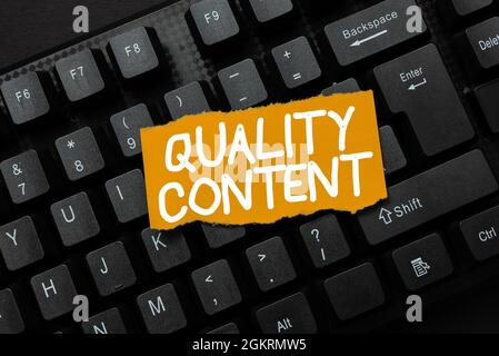 Textschild mit qualitativ hochwertigem Inhalt. Internet-Konzept Inhalte, die Wert liefert und besteht aus großen schriftlich Verbindung mit Online-Freunde, Making Stockfoto