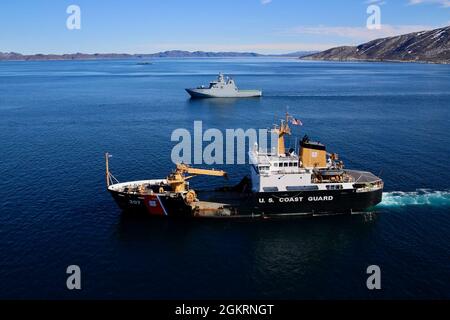 Die Besatzung des USCGC Maple (WLB 207) nimmt an der jährlichen gemeinsamen groß angelegten Übung Argus des dänischen Joint Arctic Command in Südgrönland Teil, 23. Juni 2021. Die eingesetzten Streitkräfte demonstrierten die Fähigkeiten der US-Küstenwache, um die Kapazitäten und das Know-how der Partner in den Bereichen Suche und Rettung, Vorfallsmanagement und Reaktion auf die Meeresumwelt auszubauen. Diese Bemühungen festigen wichtige strategische Beziehungen und erreichen gleichzeitig gemeinsame dänische, grönländische und US-Ziele in der nordamerikanischen atlantischen Arktis und im Nordwestatlantik. Stockfoto