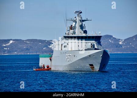 Die Besatzung des USCGC Maple (WLB 207) nimmt an einer Schadenskontrollübung mit der HDMS Ejnar Mikkelsen (P571), einem Patrouillenschiff der Königlichen Dänischen Marine der Knud Rasmussen-Klasse, in der Nähe von Grönland, am 22. Juni 2021 Teil. Die eingesetzten Streitkräfte demonstrierten die Fähigkeiten der US-Küstenwache, um die Kapazitäten und das Know-how der Partner in den Bereichen Suche und Rettung, Vorfallsmanagement und Reaktion auf die Meeresumwelt auszubauen. Diese Bemühungen festigen wichtige strategische Beziehungen und erreichen gleichzeitig gemeinsame dänische, grönländische und US-Ziele in der nordamerikanischen atlantischen Arktis und im Nordwestatlantik. Stockfoto