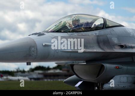 Ein Kampfpilot, der dem 55. Jagdgeschwader, der Shaw Air Force Base, zugewiesen wurde, taxte in einem F-16 Fighting Falcon auf dem Vermont Air National Guard-Stützpunkt, South Burlington, V., 23. Juni 2021. Die F-16 aus dem 55. Jagdgeschwader werden integrierte Offensive Counter Air (OCA)-Missionen zur Unterdrückung der feindlichen Luftverteidigung (SEAD) mit F-35A Lightning II-Flugzeugen fliegen, die dem 134. Jagdgeschwader der Vermont Air National Guard zugeordnet sind. Stockfoto