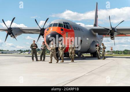 Flieger der 55. Jagdgeschwader, Shaw Air Force Base, starten eine C-130 auf dem Stützpunkt der Vermont Air National Guard, South Burlington, V., 23. Juni 2021. Die F-16 aus dem 55. Jagdgeschwader werden integrierte Offensive Counter Air (OCA)-Missionen zur Unterdrückung der feindlichen Luftverteidigung (SEAD) mit F-35A Lightning II-Flugzeugen fliegen, die dem 134. Jagdgeschwader der Vermont Air National Guard zugeordnet sind. Stockfoto