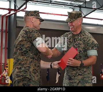 Col. Kipp A. Wahlgren, rechter, scheidender Kommandant, Lagerkommando der Marine Force, empfängt die Legion of Merit von General Joseph F. Shrader, kommandierender General, Logistikkommando des Marine Corps, während der Zeremonie des Befehlswechsels von MFSC auf der Logistikbasis des Marine Corps Albany, Georgia, Juni 23. Stockfoto