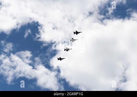 F-16 Fighting Falcons, die dem 55. Jagdgeschwader, dem Luftwaffenstützpunkt Shaw, zugewiesen wurden, fliegen über dem Stützpunkt der Vermont Air National Guard, South Burlington, V., 23. Juni 2021. Die F-16 aus dem 55. Jagdgeschwader werden integrierte Offensive Counter Air (OCA)-Missionen zur Unterdrückung der feindlichen Luftverteidigung (SEAD) mit F-35A Lightning II-Flugzeugen fliegen, die dem 134. Jagdgeschwader der Vermont Air National Guard zugeordnet sind. Stockfoto