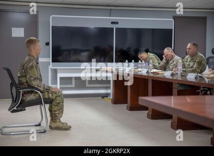 Sgt. Chad Phillips, Infanterist mit Company B., 2. Kombiniertes Waffenbataillon, 136. Infanterie-Regiment, Task Force Bastards, hört sich während des Vorstandsereignisses für den U.S. Army Central 2021 Best Warrior Competition, Camp Arifjan, Kuwait, 23. Juni 2021 eine Frage an. Die Teilnehmer wurden verschiedene Fragen von Hauptfeldwebel gestellt, darunter Fahrzeugwartung, Armeedoktrin und aktuelle Ereignisse. Stockfoto