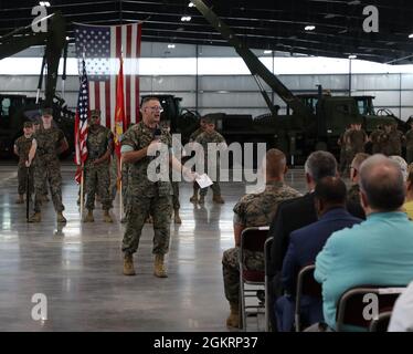 Col. Kipp A. Wahlgren, rechts, ausscheidender Kommandant, Marine Force Storage Command, spricht während der Zeremonie des Befehlswechsels von MFSC auf der Marine Corps Logistics Base Albany, Georgia, im Juni 23 an die Teilnehmer. Stockfoto