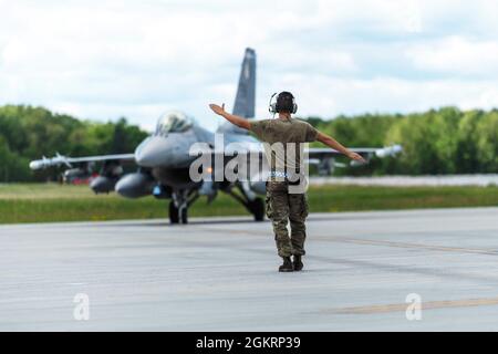 Ein Luftwaffe, der dem 55. Jagdgeschwader der Generation, dem Luftwaffenstützpunkt Shaw, zugewiesen wurde, Marschals in einem F-16 Fighting Falcon auf dem Stützpunkt der Vermont Air National Guard, South Burlington, V., 23. Juni 2021. Die F-16 aus dem 55. Jagdgeschwader werden integrierte Offensive Counter Air (OCA)-Missionen zur Unterdrückung der feindlichen Luftverteidigung (SEAD) mit F-35A Lightning II-Flugzeugen fliegen, die dem 134. Jagdgeschwader der Vermont Air National Guard zugeordnet sind. Stockfoto