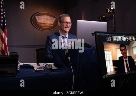 Dr. Colin Kahl, Unterstaatssekretär für Verteidigung der Politik, hält virtuelle Bemerkungen für das Carnegie Endowment for International Peace im Pentagon, Washington, D.C., 23. Juni 2021. Stockfoto