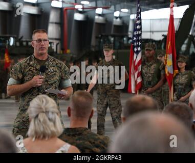 Col. Kipp A. Wahlgren, rechts, ausscheidender Kommandant, Marine Force Storage Command, spricht während der Zeremonie des Befehlswechsels von MFSC auf der Marine Corps Logistics Base Albany, Georgia, im Juni 23 an die Teilnehmer. Stockfoto