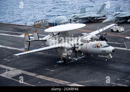 210623-N-DW158-1376 INDISCHER OZEAN (23. Juni 2021) ein E-2D-Hawkeye, der an den Tiger Tails of Airborne Early Warning Squadron (VAW) 125 befestigt ist, landet auf dem Flugdeck des einzigen vorwärts eingesetzten Flugzeugträgers der US-Marine USS Ronald Reagan (CVN 76). Ronald Reagan, das Flaggschiff der Carrier Strike Group 5, stellt eine kampfbereite Truppe bereit, die die Vereinigten Staaten sowie die kollektiven maritimen Interessen ihrer Verbündeten und Partner in der Indo-Pazifik-Region schützt und verteidigt. Stockfoto