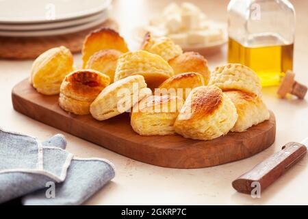 Ein Haufen kleiner hausgemachter griechischer Käseblätterteig-Pasteten Stockfoto