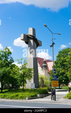 POZNAN, POLEN - 18. August 2021: Eine Kreuzskulptur auf dem Adam-Mickiewicz-Platz in Poznan, Polen Stockfoto