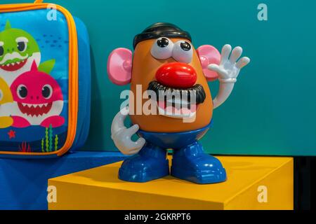 Schaufenster, Mr. Potato Head, Kinderspielzeug, Foto von einem öffentlichen Bürgersteig durch Schaufenster Stockfoto