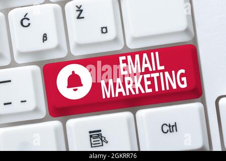 Hand schreiben Zeichen E-Mail Marketing. Konzeptueller Fotoakt des Sendens einer Werbebotschaft an eine Gruppe von zeigen Beheben von Internet-Problemen Konzept Stockfoto