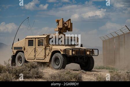 Eine M1167 Humvee mit einer Mounted Common Remote Operated Weapons Station (CROWS) fährt durch den Fallon Range Training Complex, Nevada, 23. Juni 2021. Soldaten der 609th Engineer Company und Luftwaffe der 152nd Security Forces Squadron unterstützten die Operation Resolute Hunter. Stockfoto