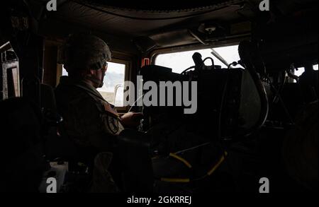 U.S. Army 1st LT. Philip Fred, 609th Engineer Company, Nevada Army National Guard, fährt während der Operation Resolute Hunter im Fallon Range Training Complex, Nevada, 23. Juni 2021 einen M1167 Humvee. Flieger des 152. Sicherheitsstreitkadekrons und Soldaten der 609. Ingenieurgesellschaft trainierten gemeinsam auf Humvee-Operationen und Navigationsverfahren. Stockfoto