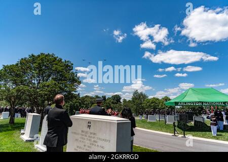 Ein Überflug wird im Rahmen des Trauerdienstes für den 1. LT. John Warner des US Marine Corps in Abschnitt 4 des Arlington National Cemetery, Arlington, Virginia, 23. Juni 2021 durchgeführt. Der ehemalige Senator von Virginia und ehemalige Navy-Sekretär Warner wurde am 18. Februar 1927 in Washington, D.C. geboren. Er trat der US-Marine im Alter von 17 Jahren im Jahr 1945 bei und diente während der letzten Monate des Zweiten Weltkriegs Nach seinem Abschluss an der University of Virginia School of Law trat Warner 1950 dem U.S. Marine Corps bei, um im Koreakrieg zu dienen. Nach seinem Militärdienst und seinem Jurastudium arbeitete Warner in p Stockfoto