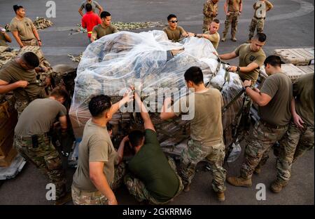 Soldaten der US-Armee der East Africa Response Force (EARF) sichern die Palette während einer Notfall-Einsatzbereitschaft-Übung (EDRE) im Lager Lemonnier, Dschibuti, 23. Juni 2021. Die Übung zeigte, wie die US-Streitkräfte schnell reagieren können, um jede Bedrohung im Einsatzgebiet von AFRICOM abzuschrecken. Stockfoto