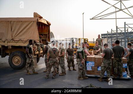 Soldaten der US-Armee der East Africa Response Force (EARF) führten am 23. Juni 2021 im Lager Lemonnier, Dschibuti, eine Notfallübung zur Einsatzbereitschaft durch. Die Übung zeigte, wie die US-Streitkräfte schnell reagieren können, um jede Bedrohung im Einsatzgebiet von AFRICOM abzuschrecken. Stockfoto