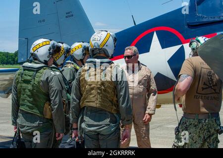 VIRGINIA BEACH, VA. (23. Juni 2021) Mike Spalding, Chief Pilot Military Aviation Museum, spricht mit Marinefliegern, die den „Jolly Rogers“ des Strike Fighter Squadron (VFA) 103 an Bord der Naval Air Station Oceana zugewiesen wurden. Der Formationsflug beinhaltete eine F/A-18F aus VFA 103 und eine FG-1D Corsair aus dem Military Aviation Museum, die das Bewusstsein der Geschwader für ihre Geschichte, ihren Zusammenhalt und ihre Moral schärfen sollte. Die FG-1D Corsair wurde 17 einmal den „Jolly Rogers“ von Fighter Squadron (VF) 1943 zugewiesen, die dasselbe Rufzeichen wie VFA 103 teilen. Stockfoto