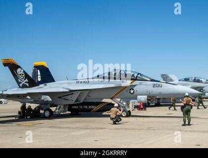 VIRGINIA BEACH, VA. (23. Juni 2021) ein F/A-18F Super Hornet, der den „Jolly Rogers“ von Strike Fighter Squadron (VFA) 103 zugewiesen wurde, bereitet sich auf ein Taxi vor, um an einem historischen Ort an Bord der Naval Air Station Oceana teilzunehmen. Der Formationsflug beinhaltete eine F/A-18F aus VFA 103 und eine FG-1D Corsair aus dem Military Aviation Museum, die das Bewusstsein der Geschwader für ihre Geschichte, ihren Zusammenhalt und ihre Moral schärfen sollte. Die FG-1D Corsair wurde 17 einmal den „Jolly Rogers“ von Fighter Squadron (VF) 1943 zugewiesen, die dasselbe Rufzeichen wie VFA 103 teilen. Stockfoto