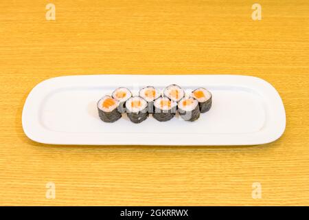 Norwegisches Sushi-Tablett mit Lachs, Maki, mit japanischem weißem Reis, eingewickelt in Nori-Algen Stockfoto