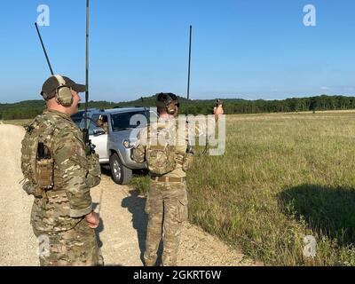 Kampfkontrolleure des 26. Special Tactics Squadron der United States Air Force aus der Cannon Air Force Base in New Mexico kontrollieren am 23. Juni die Winde mit einem Pocket-Wetter-Tracker in der Warrens Drop Zone von Fort McCoy. Flieger der Staffel führten diese Woche Fallschirmsprünge in Fort McCoy, Wisp, an den verschiedenen Fallschirmabwurf-Zonen der Anlage durch. Jumper nahmen an Freifallsprüngen aus etwa 10,000 Fuß von C-130s vom 133. Luftlift-Flügel aus Minneapolis, Minn., mit Überkopfschutz von F-16-Kämpfern vom 148. Jagdflugzeug aus Duluth, Minn. Beide Einheiten sind Stockfoto