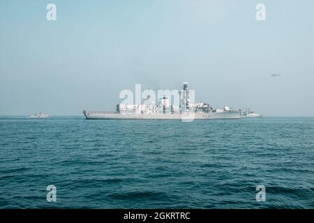 210623-N-KZ419-1254 ARABIAN GULF (23. Juni 2021) Ein Mark VI-Patrouillenboot, links, dem Kommandanten der Task Force (CTF) 56 angeschlossen, arbeitet an der Seite der Königlichen Navy-Fregatte HMS Montrose (F236) während der Schulung zur Interoperabilität von Minen im Arabischen Golf, 23. Juni. CTF 56 befehligt und kontrolliert den Einsatz taktischer Marineeinsatzkräfte, um die Letalität der 5. US-Flotte im gesamten maritimen Bereich zu maximieren, indem acht Einsatzgruppen eingesetzt werden, deren Einsatzbereiche von der Sprengstoffentsorgung und dem Bergungstauchen, dem Marinebau und der Unterstützung der Expeditions-Logistik reichen, Stockfoto