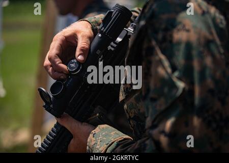 Ein US-Marine mit Echo Company, Infanterie-Trainingsbataillon (ITB), School of Infantry-East (SOI-E), passt seinen Umfang während einer Infanterie-Kampfansage-Beurteilung im Range SR-9, Camp Lejeune, North Carolina, 23. Juni 2021 an. Diese Iteration der ITB Marines ist die erste von SOI-E, die den neuen Infanterie-Marinekurs durchführt, der sich auf die Verbesserung jedes Aspekts der Grundkenntnisse von Schützen konzentriert, um die Kampfbereitschaft zu erhöhen. Stockfoto