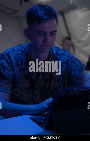 US Marine Corps Lance CPL. William Crum, ein 0671-Administrator für Datensysteme beim 9th Communications Battalion (9th Comm), I Marine Expeditionary Force Information Group (I MIG) verwendet die Programmiersprache Python, um im Marine Corps Base Camp Pendleton, Kalifornien, 23. Juni 2021 Software zur Statistikverfolgung und Webseiten zu erstellen. Diese von der 9. Komm. Verwendeten Techniken helfen I MIG dabei, die weltweiten Trends in der Informationsumgebung zu verfolgen. Stockfoto
