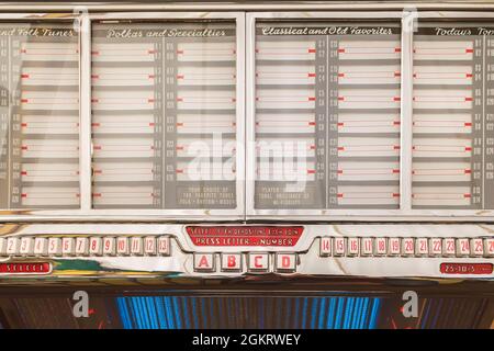 Retro-styltes Bild einer alten Jukebox mit leeren Musiklabels Stockfoto