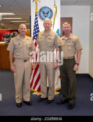 23. Juni 2021 ARLINGTON, Virginia – Vice ADM. Jim Kilby (links), Deputy Chief of Naval Operations for Warfighting requirements and Capabilities, N9 und LT. General Eric M. Smith (rechts), Kommandant General, Marine Corps Combat Development Command, und der Deputy Commandant for Combat Development and Integration, Headquarters, U.S. Marine Corps, präsentierten Briefings an den Chief of Naval Research Rear ADM. Lorin C. Selby (Mitte) und ausgewählte Mitarbeiter des Office of Naval Research in Arlington, Virginia, am 23. Juni 2021. Stockfoto