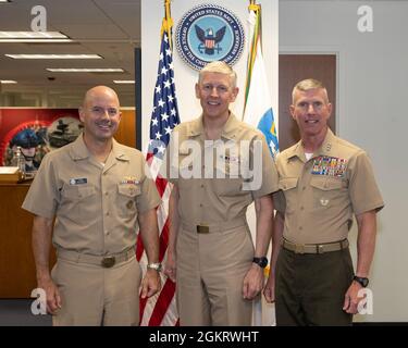 23. Juni 2021 ARLINGTON, Virginia – Vice ADM. Jim Kilby (links), Deputy Chief of Naval Operations for Warfighting requirements and Capabilities, N9 und LT. General Eric M. Smith (rechts), Kommandant General, Marine Corps Combat Development Command, und der Deputy Commandant for Combat Development and Integration, Headquarters, U.S. Marine Corps, präsentierten Briefings an den Chief of Naval Research Rear ADM. Lorin C. Selby (Mitte) und ausgewählte Mitarbeiter des Office of Naval Research in Arlington, Virginia, am 23. Juni 2021. Stockfoto