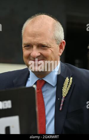 Jerome Mayhew kommt und zeigt seine Unterstützung für den Protest der Norfolk-Gemeinde zur Rettung des Queen Elizabeth-Krankenhauses im Old Palace Yard, London, Großbritannien, am 2021-09-15 Stockfoto