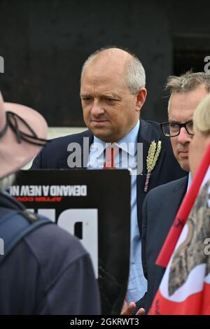 Jerome Mayhew kommt und zeigt seine Unterstützung für den Protest der Norfolk-Gemeinde zur Rettung des Queen Elizabeth-Krankenhauses im Old Palace Yard, London, Großbritannien, am 2021-09-15 Stockfoto