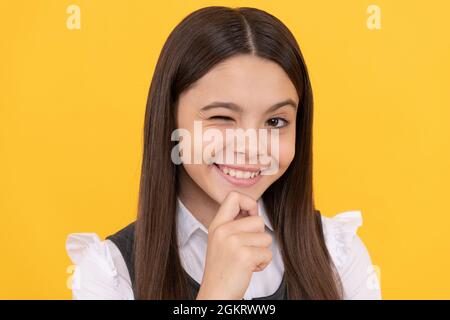 Bildung macht Sie anders. Zwinkerndes Mädchen Gesicht Porträt. Glückliches Kind mit lächelndem Gesicht Stockfoto